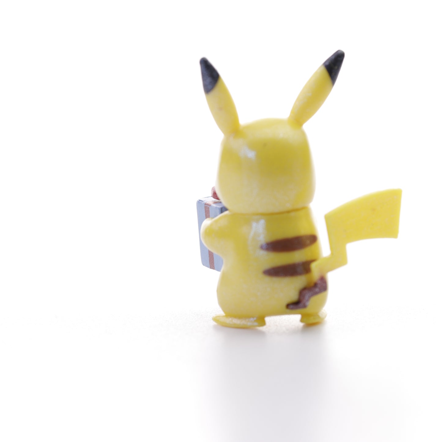 Pokemon Battle Figure - Pearly Glitter Pikachu with present